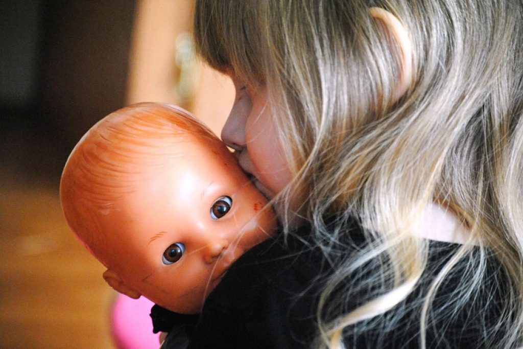 چرا دخترها عروسک نوزاد دوست دارند؟